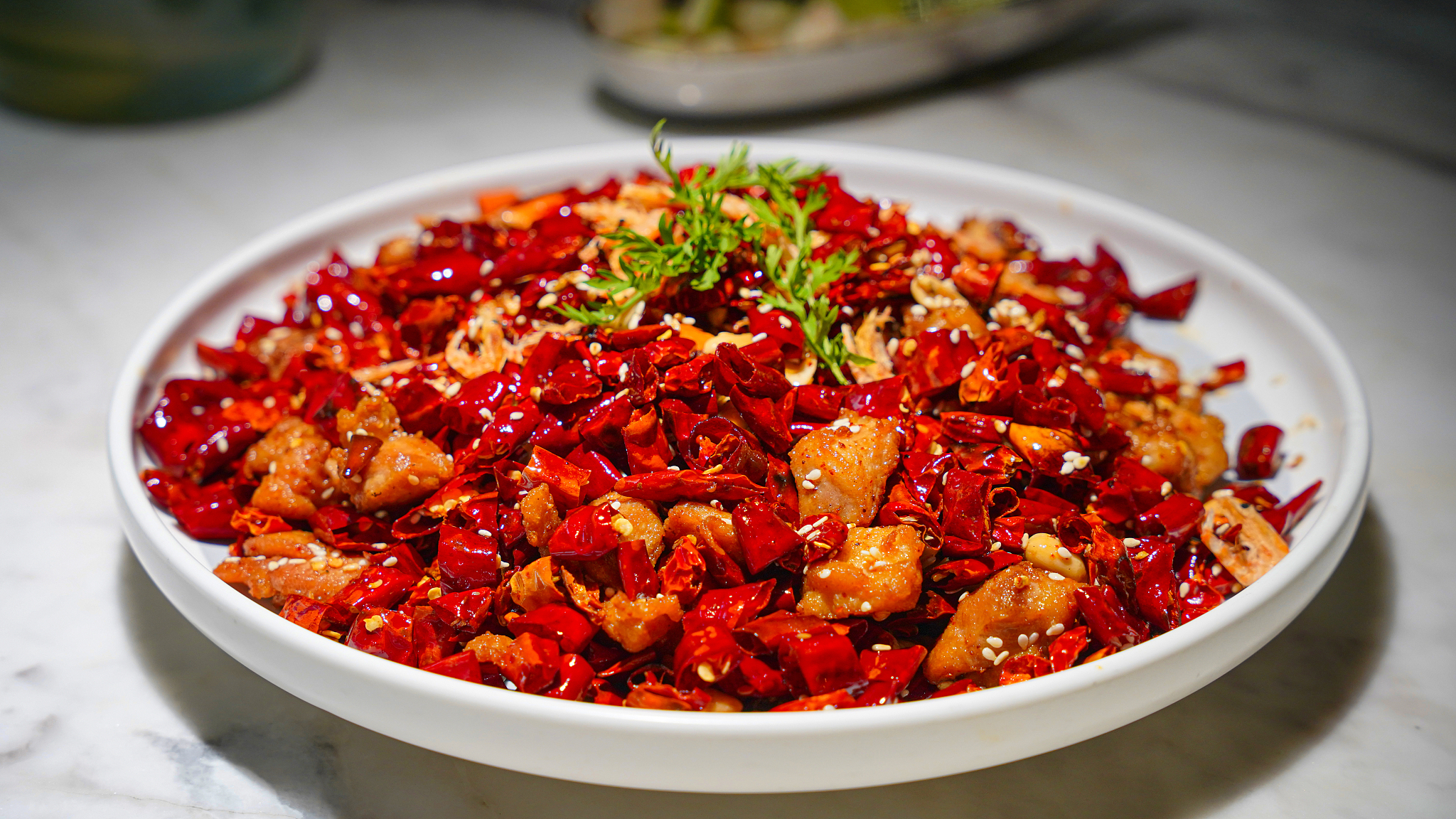 请用100字形容藤椒鸡美味