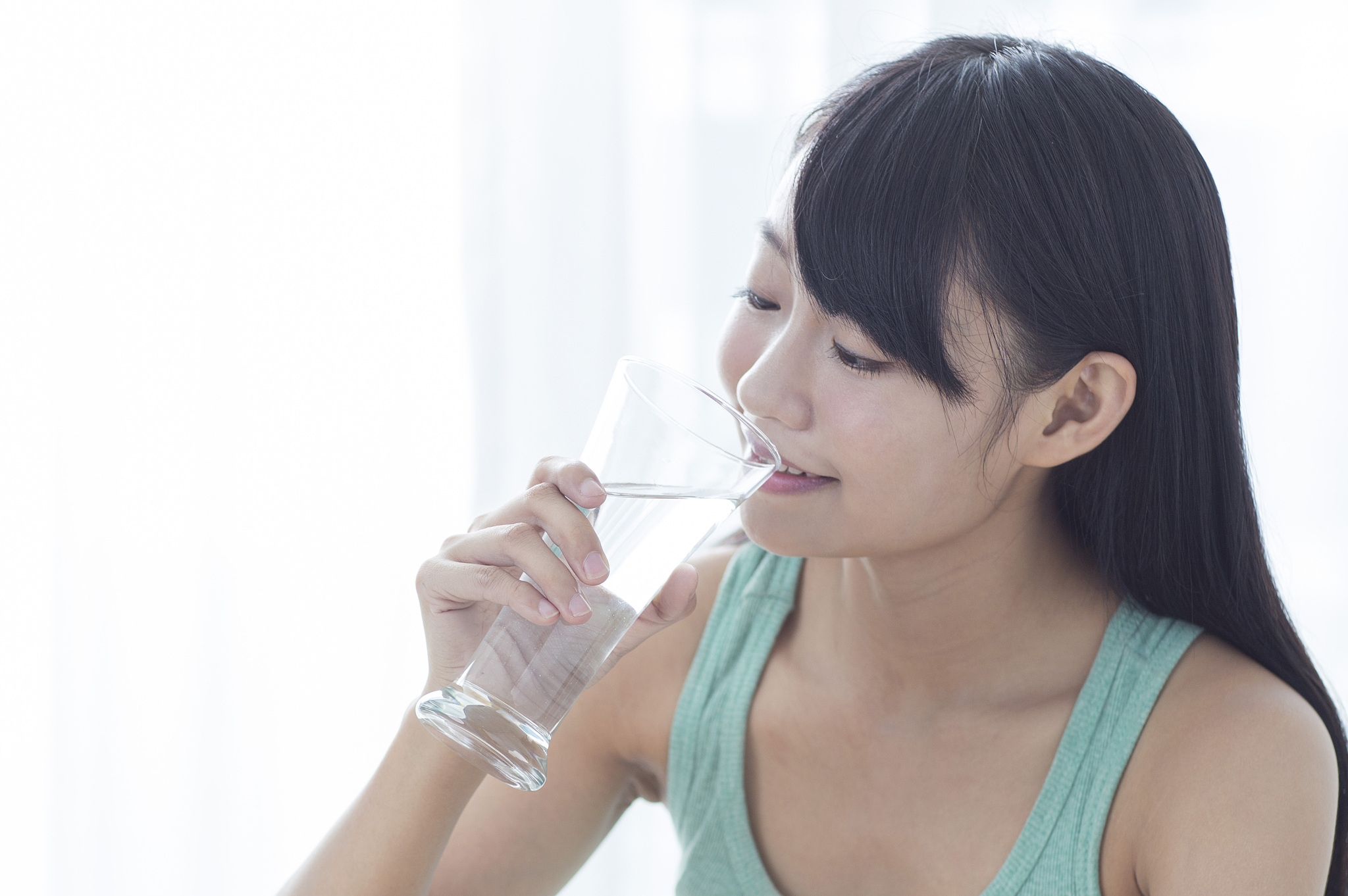喝水姿势你做对了吗？200字养生小知识助你健康喝水