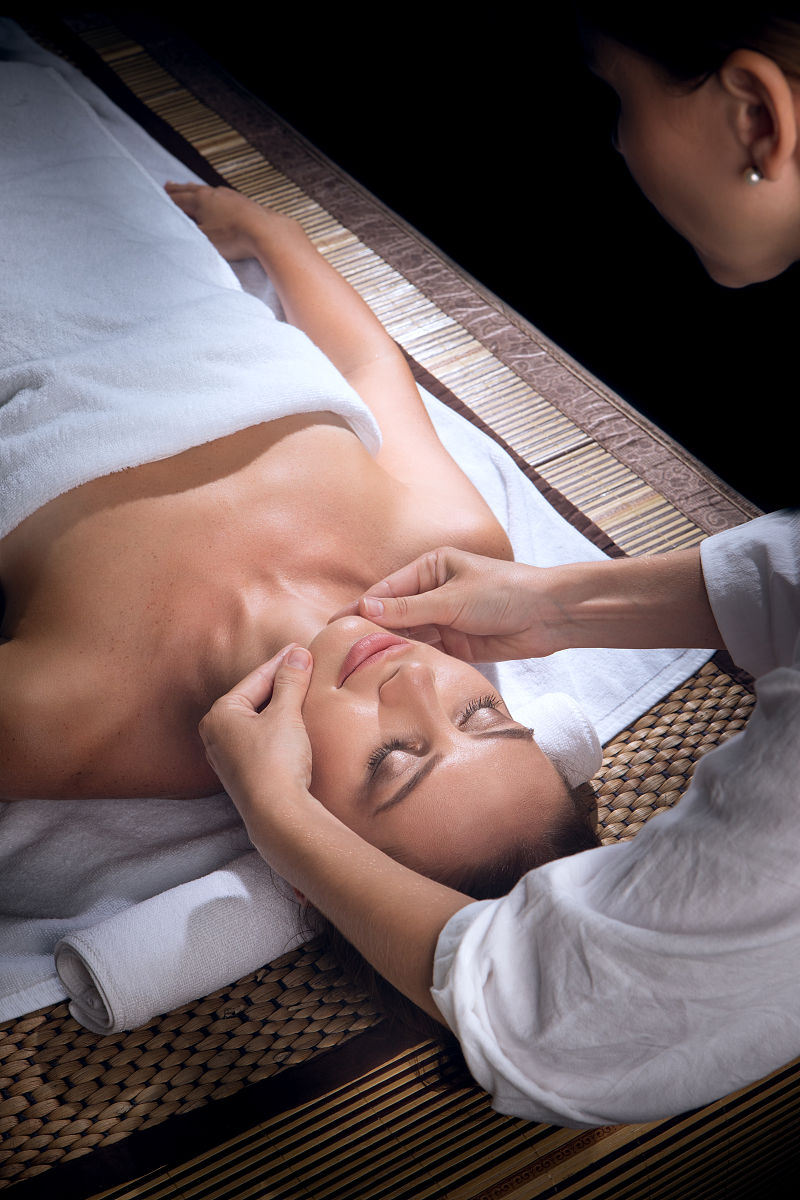 察觉到金女士的犹豫接待的人说道：我们这个男技师水平也要更专业一点而且普遍也要比女技师的水平高呢？对您腰累的缓解也能更快一点。想到自己还有那么多的工作金女士也没多想直接在服务人员的带领下进入到了包间。奢华的单独包间甚至还带淋浴卫生间这种奢华程度不仅让金女士感叹有钱真好。换好按摩衣服金女士就躺在了按摩床上等待技师的到来。可毕竟还是男女有别尽管已经看过许多大风大浪的律师也还是会忍不住提防。再看到对方是个