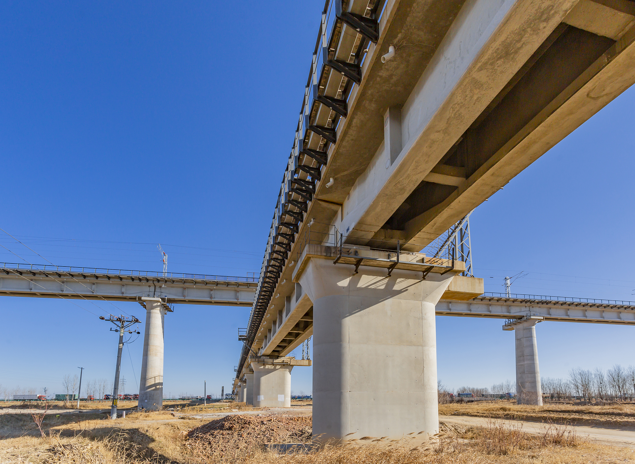 20公分厚钢筋混凝土桥面跨度15米可以通过多重车辆帮我用230字详细描述