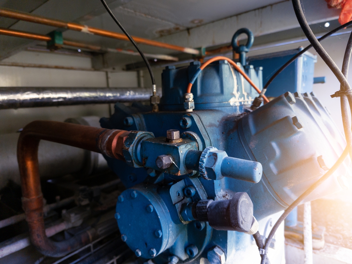 翻译
 Never adjust the pressure setting on a compressor above the blast equipment maximum working pressure rating.