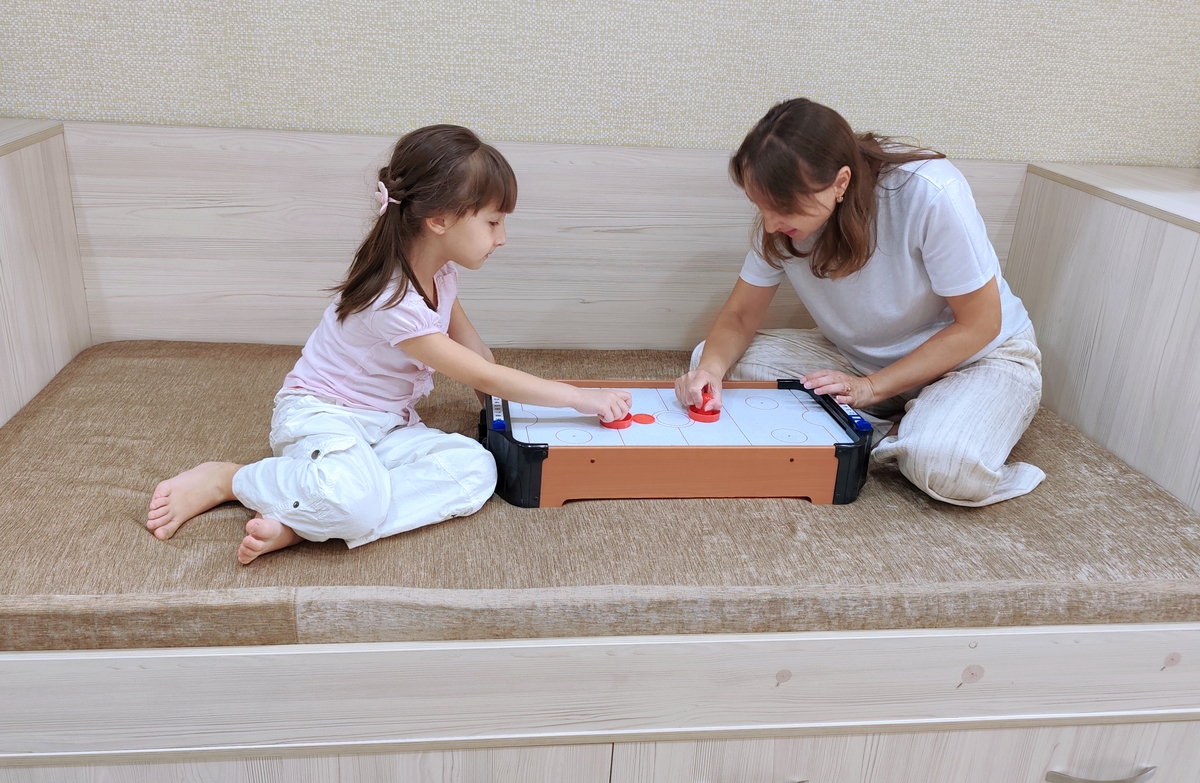 孩子坐姿揭秘：秒懂娃的小心思！