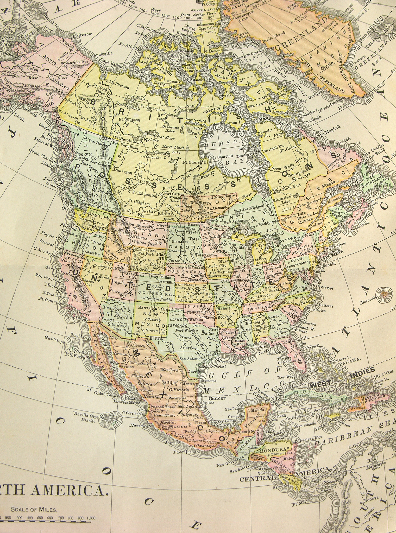 北京城的中心标志在景山山顶，是一块铜牌子镶嵌在地面上，请联想一些创意产品出来，我想到的是“京城之心”