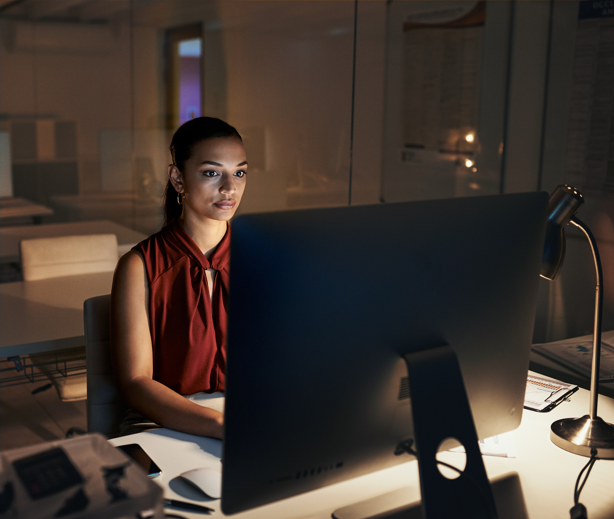 以 小学道德与法治期刊编辑的身份审阅并改写下面的文段：道德与法治课要突出学生的主体地位通过设置议题、创设教学情境 引 导 学 生 开 展 自 主 合 作 的 实 践 探 究 和 体 验 活动。通过前三个板块的学习学生对我国的地理位置、行政区域划分、各地的自然风光和风土人情有了一定的了解。为让学生获得更加深刻的认知体验笔者设计了北纬 30°中国行主题活动让学生收集北纬 30°上中国 9 个省自治区的