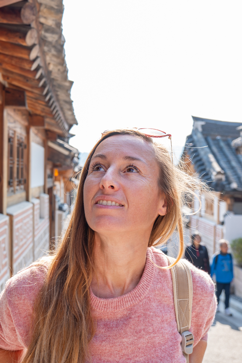 女子探索<strong>韩国</strong>传统村落街道