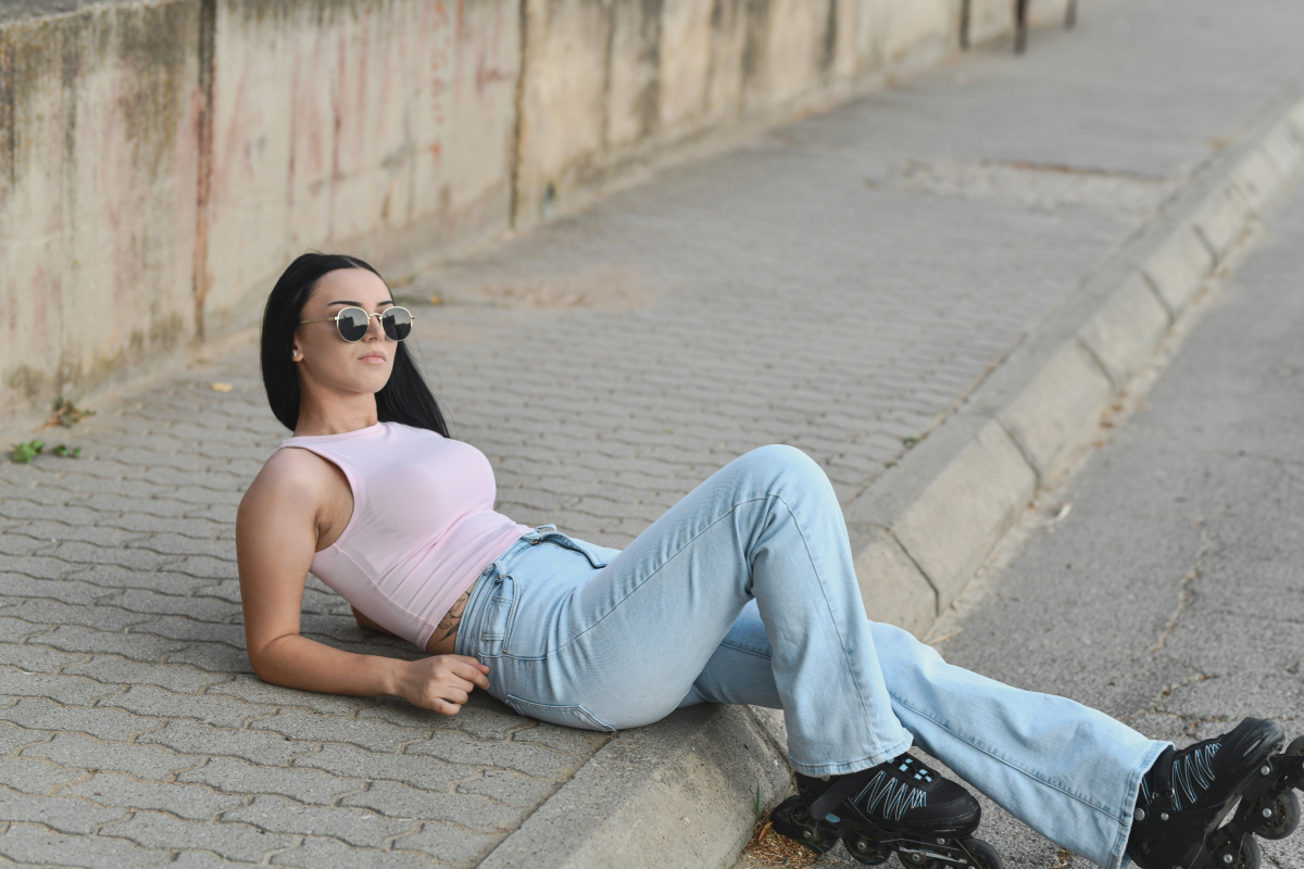 形容女人身材平坦的词语 - '一马平川' 的含义及使用建议