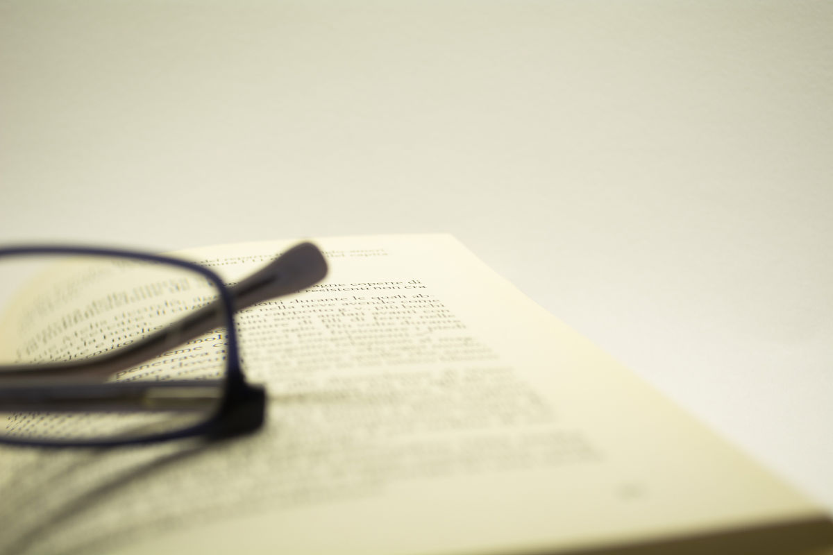 ①有什么暗示作用描述一个东西②留白式结尾。以景作结言有尽而意无穷留给读者无限想象空间。③照应标题。突出文章中心提取关键字