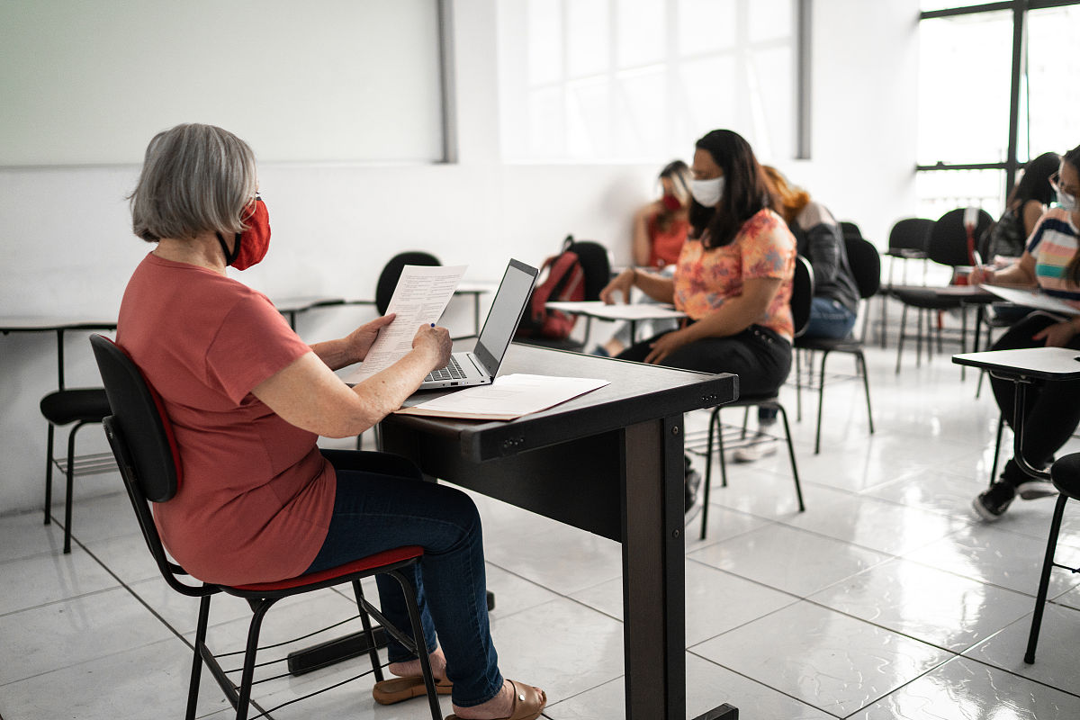 安徽省界首市物业证书怎么考？在什么地方报名？写一篇400字文案