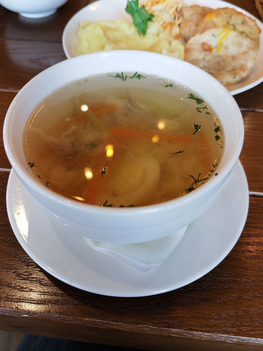 汤在一个白色的杯子