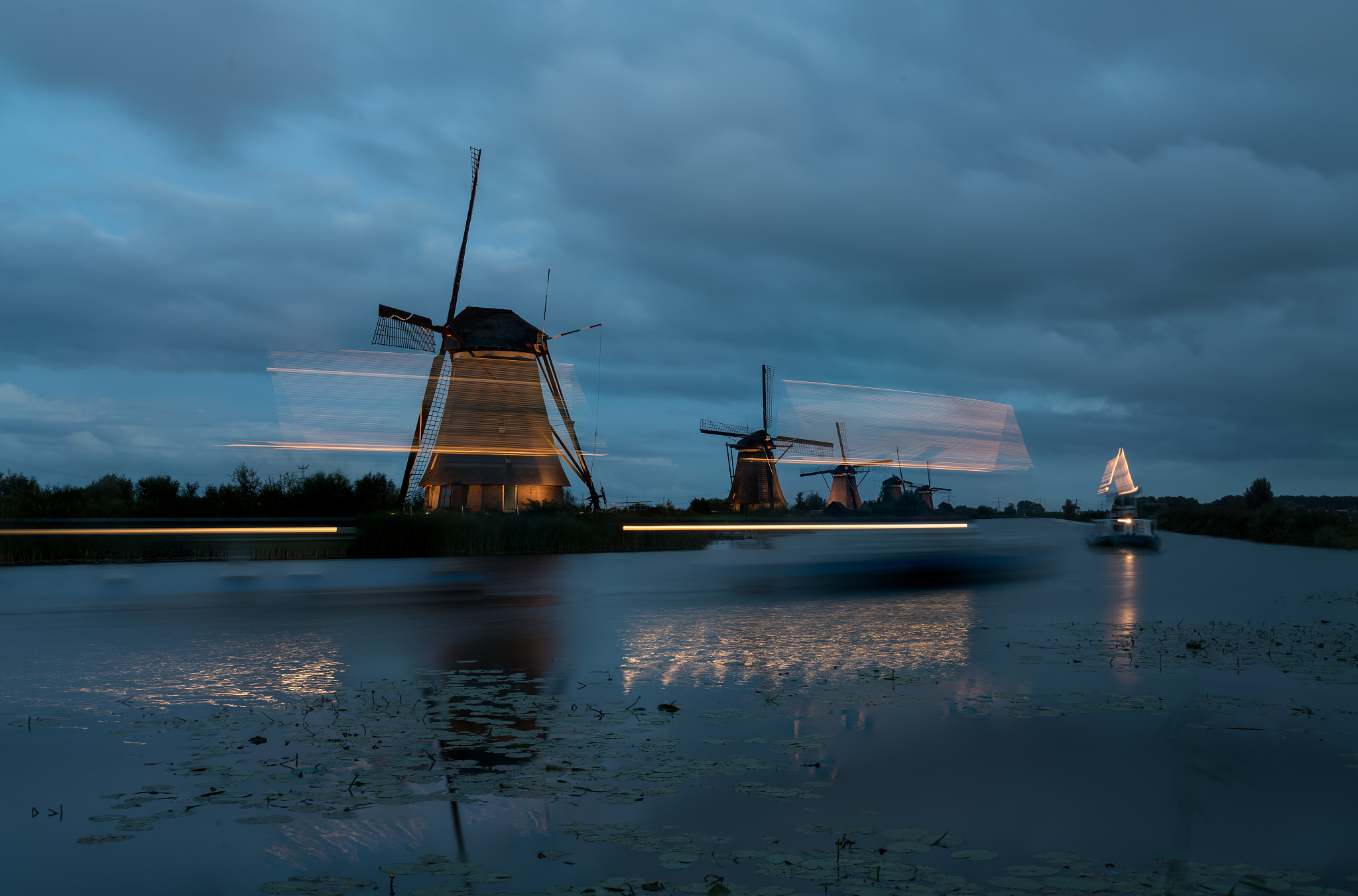 the windmills in kinderdijk are illuminated
