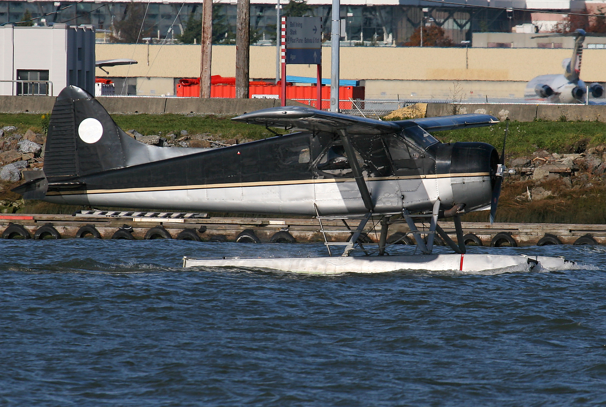 Translate the sentences into Chinese RX1E-S is the world’s first float-type two-seat electric seaplane On the basis of RX1E-A RX1E-S is developed by increasing the power of the electric propulsion uni