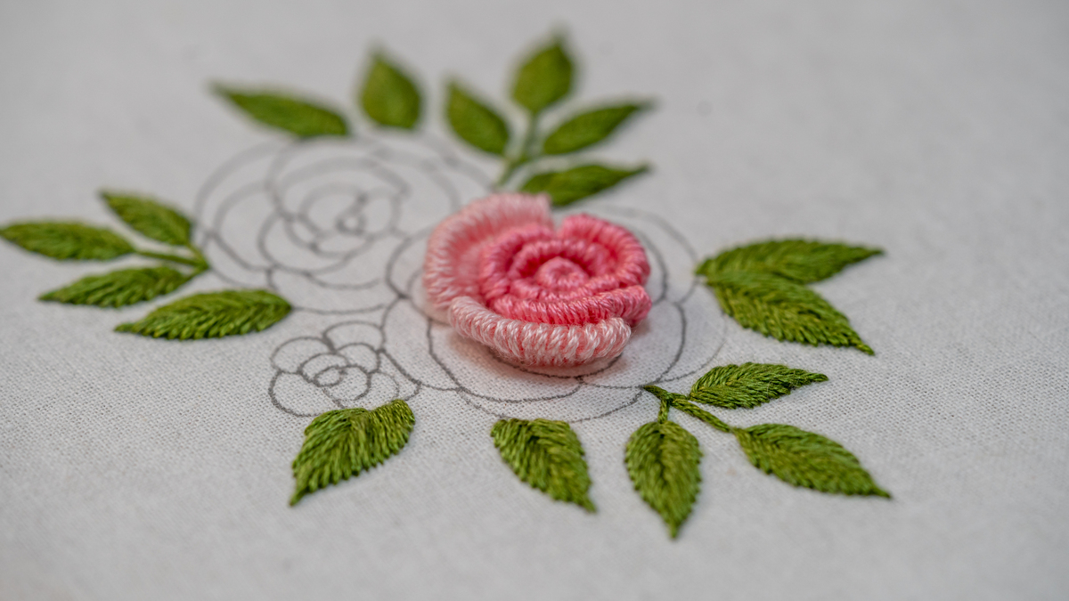 网绣的特点：精致细致、绣针灵活多变、色彩丰富、图案多样化、应用广泛、传统文化价值