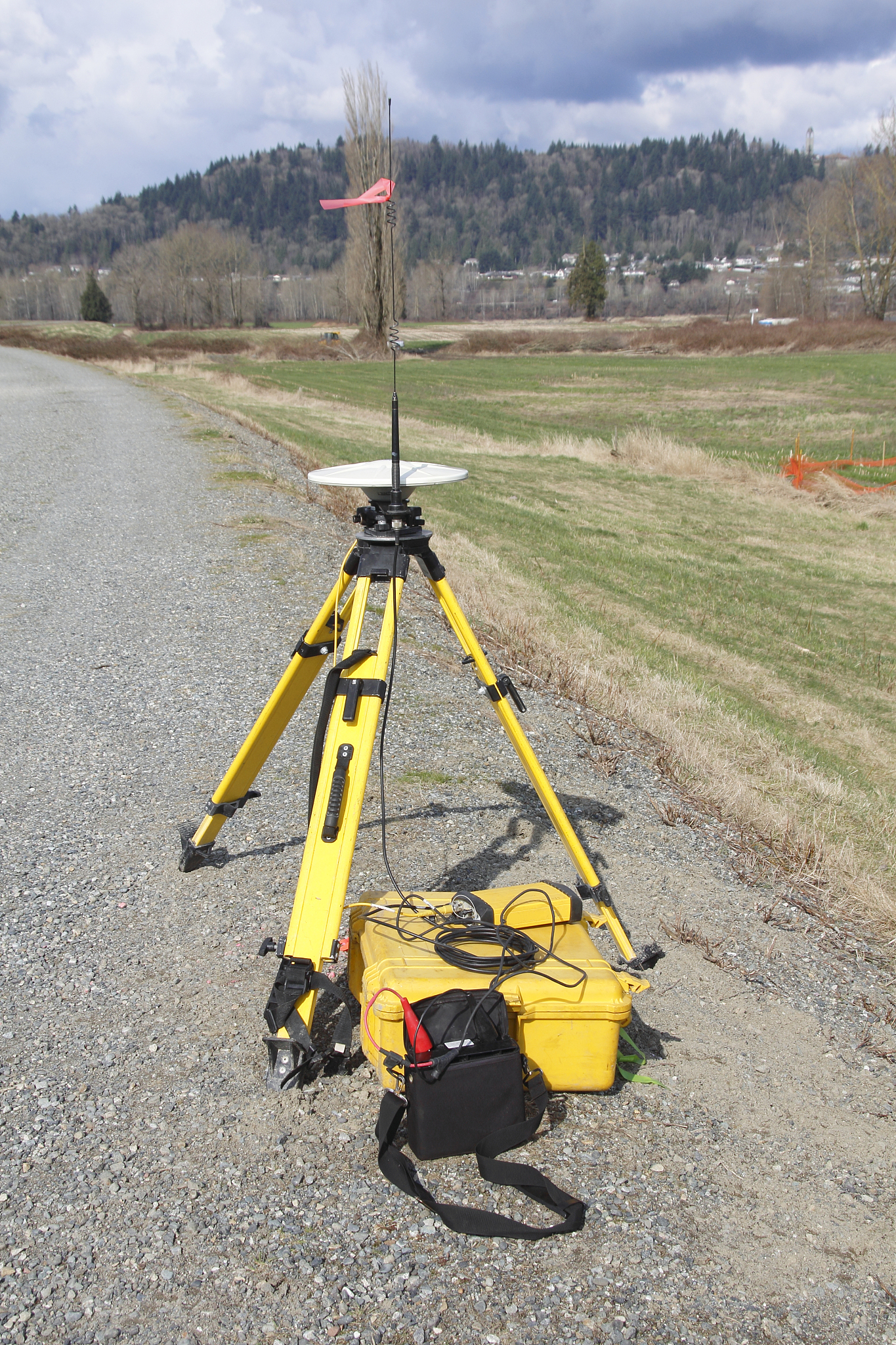 测绘是以计算机技术、光电技术、网络通讯技术、空间科学、信息科学为基础以全球导航卫星定位系统、遥感、地理信息系统为核心技术将已有的特征点和界线通过测量手段获得反映地面形状的图形和位置信息供工程建设的规划设计和行政管理之用。0003 而随着城市的发展对建筑物的测绘要求越来越高城市地面及地下的地质环境和建筑物相对较为复杂存在测绘难度较大、测绘不够精确、测绘死角多的问题给市政工程的测绘带来了较大难度限制了