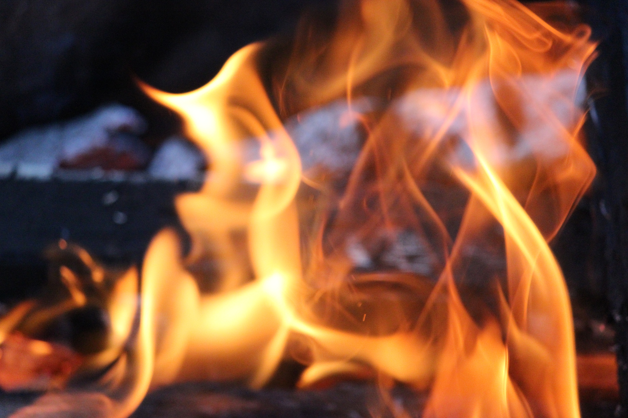 火燃烧的条件：氧气、燃料、点火源、温度