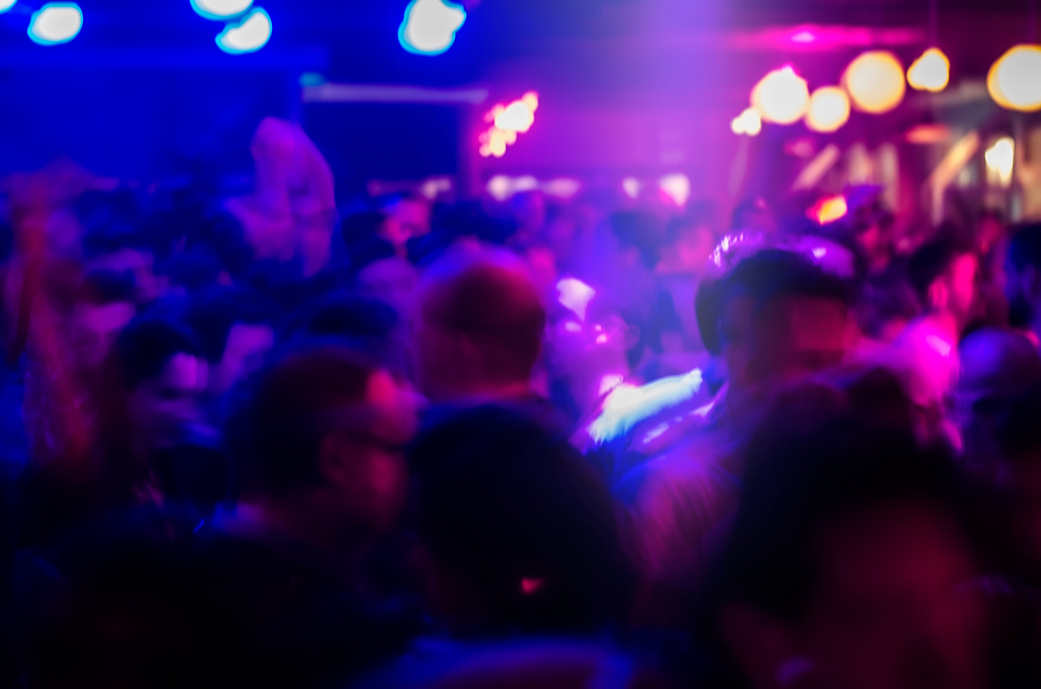 形容夜总会热闹的景象