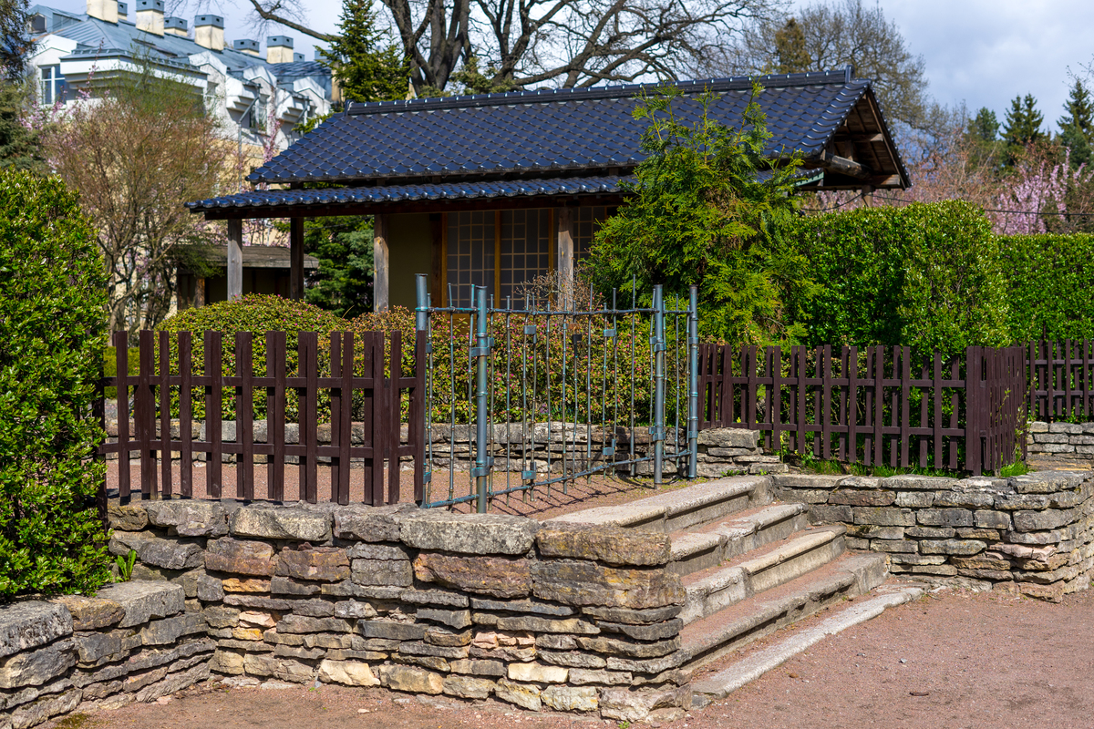 古村落生态公厕设计：瓦片、木材与自然融合