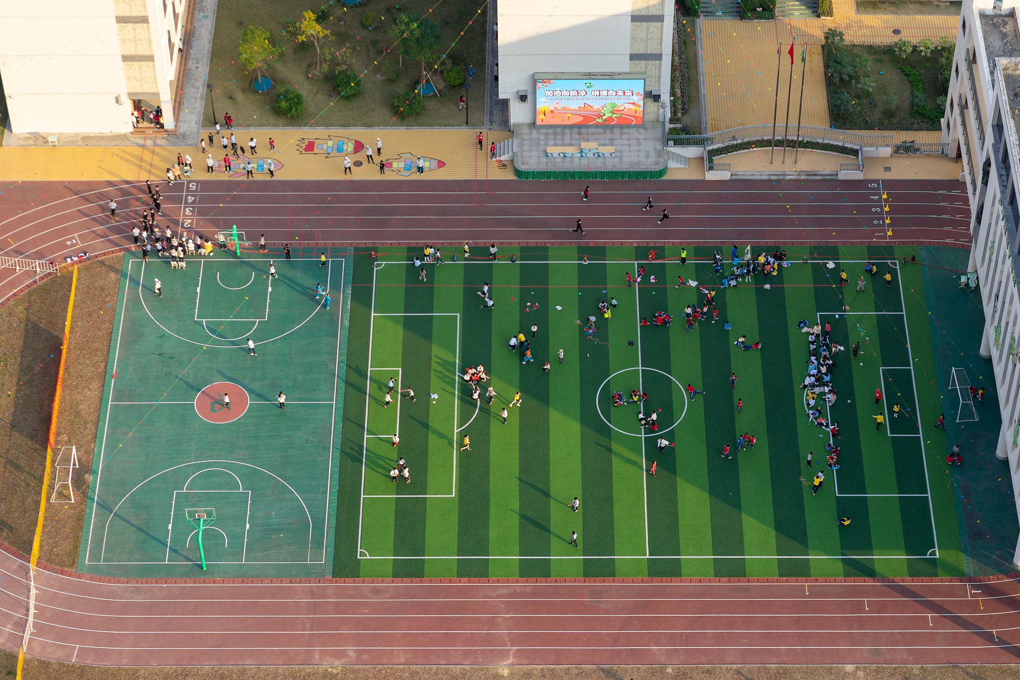 你充当一个写作文员我给你一段话你对这段话进行伪原创、润色改写降低与原文的相似度保持主要意思不变再进行一句话的简单扩写扩写加在原来的内容后面也就是放在同一个pp里面不要放在一个单独的pp里面并且保持html标签不变给你的内容如下：
 p学校被命名为首批全国足球特色学校成都市龙泉驿区质量评估优质学校成都市环境友好型学校成都市游泳传统示范校成都社会组织党建研究学会会员单位、美丽龙泉