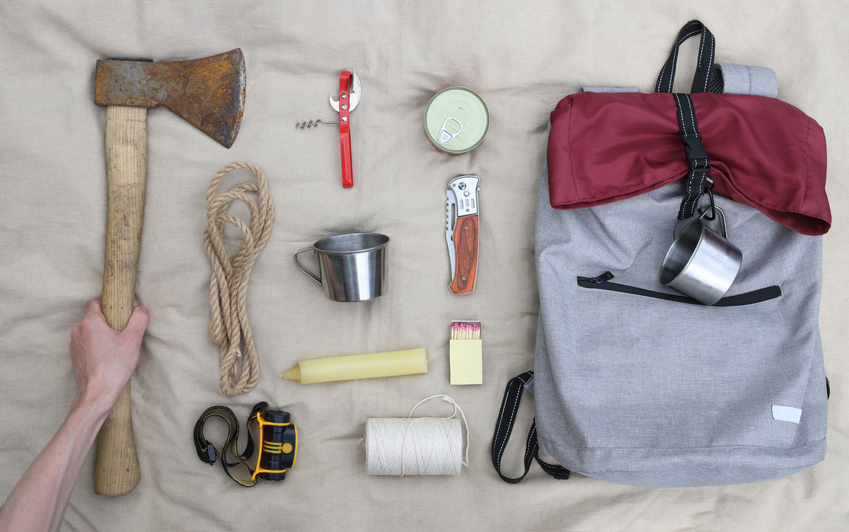 扮演一名户外博主写篇1000字有哪些徒步必备但容易被忽略的东西？的文章要有和读者互动语句重新编写个标题