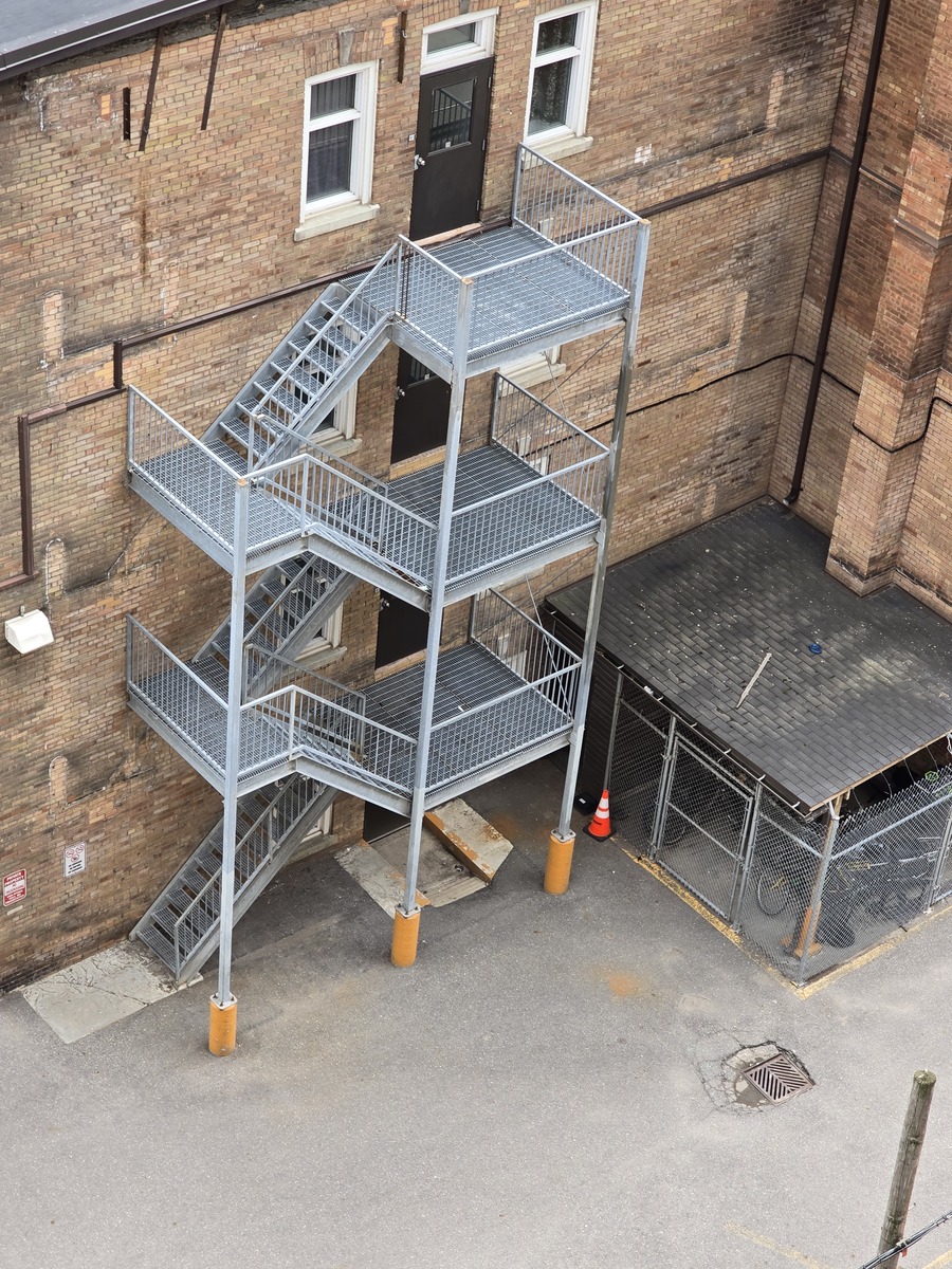 用英文写一篇不少于500词怎么建造一个钢车库棚的文章