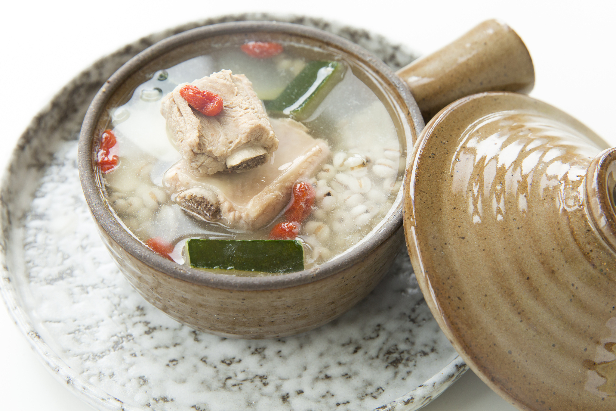 骨头汤含钙量高吗？比自来水更适合补钙？