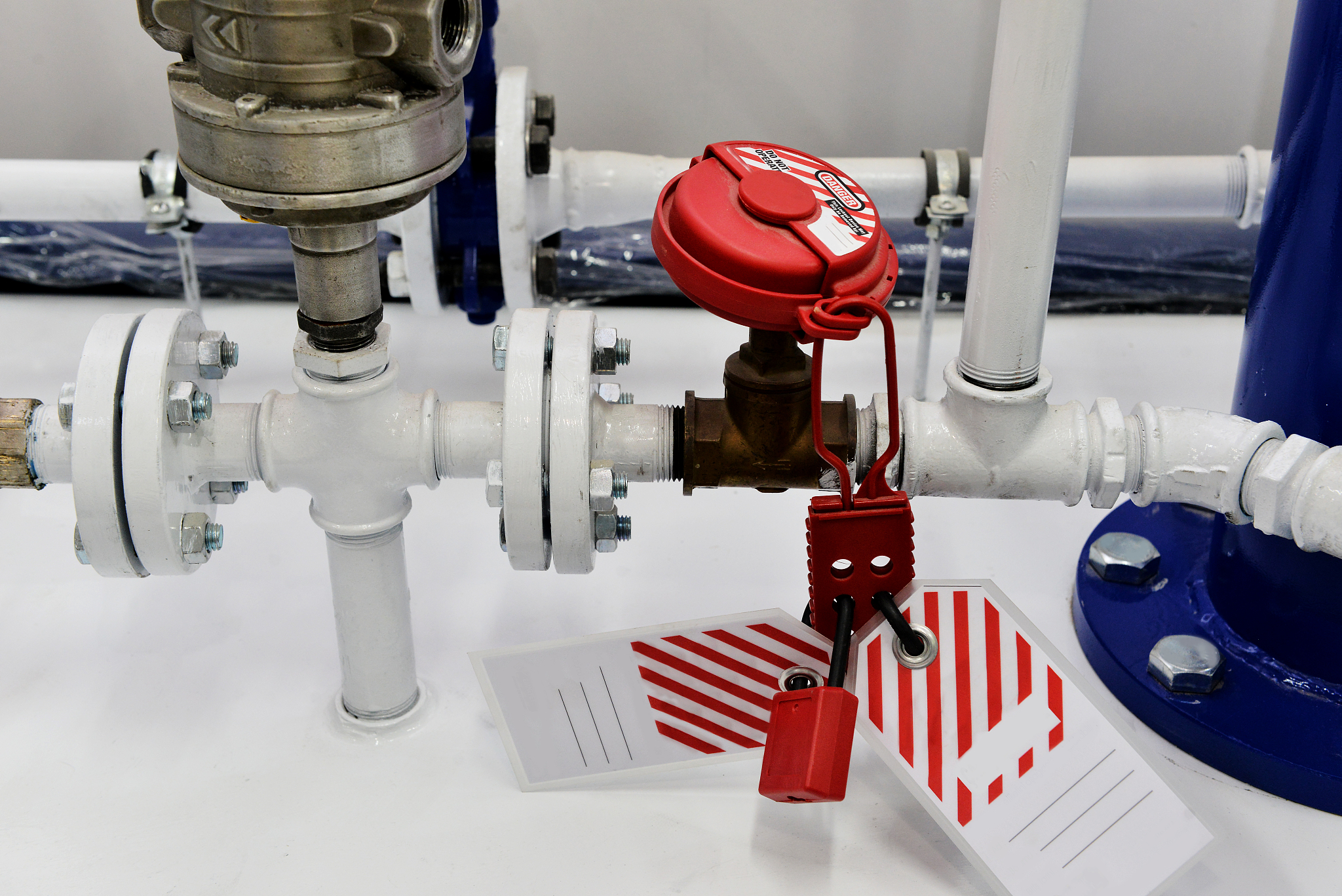 翻译
Do not place a valve between a relief device and the component it is intended to protect if feasible.