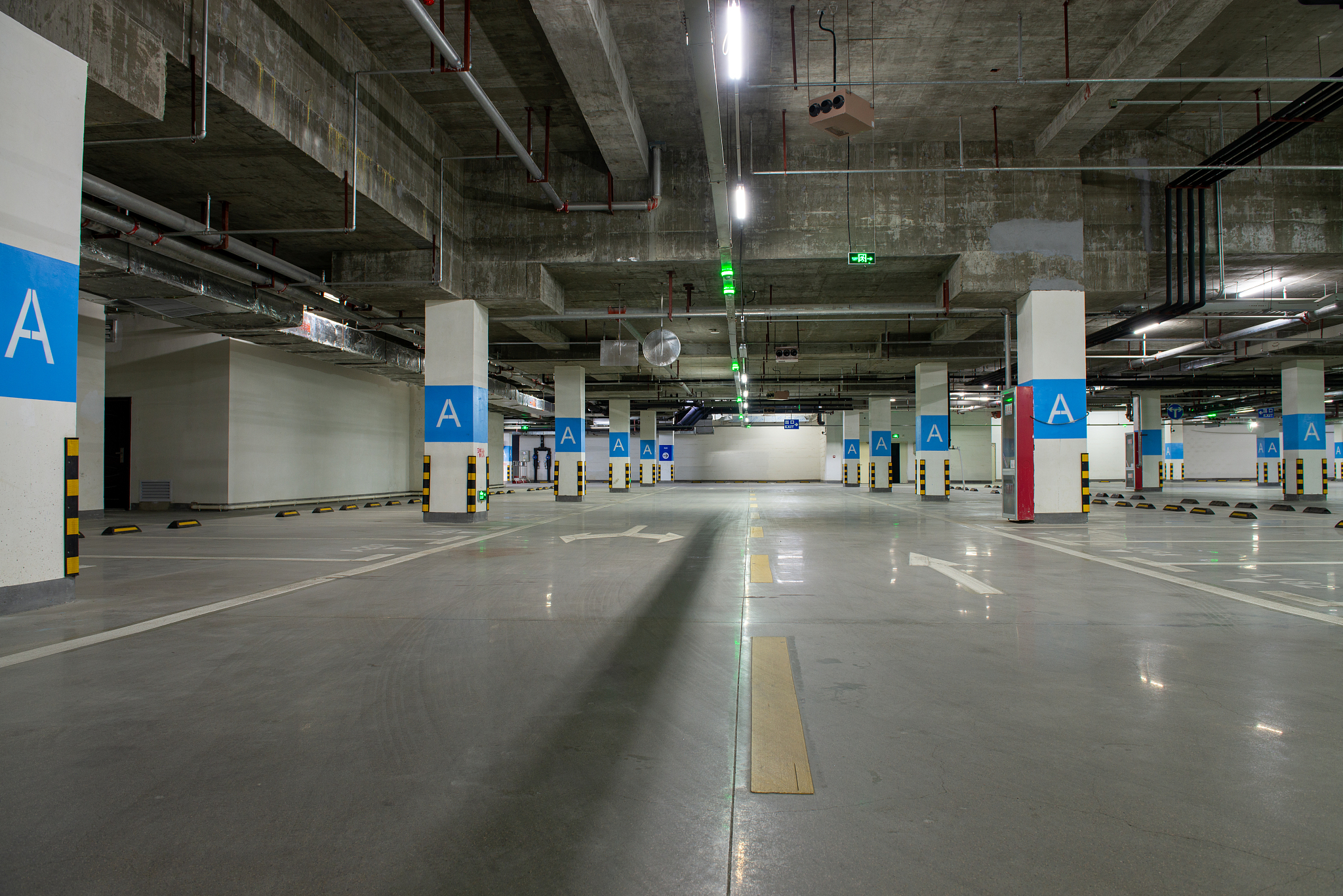 梳理一下：中央御景西区不让业主买的车位进地下车库说我们没教车位管理费。我们和他理论地下停车场没监控又脏灯是用一根线扯的之前上年我们在地下车库丢了4000块第二次丢了一箱水果我承认是我没锁车大部分原因在我们但是我们去查监控监控都是坏的根本查不到。我们对收管理费的人员说的很清楚我的诉求很简单我们住宅的物业费年年没少交过我们也不是想欠车位管理费我就是想保障我们自己的权益如果车位监控录像正常运行地下车位干