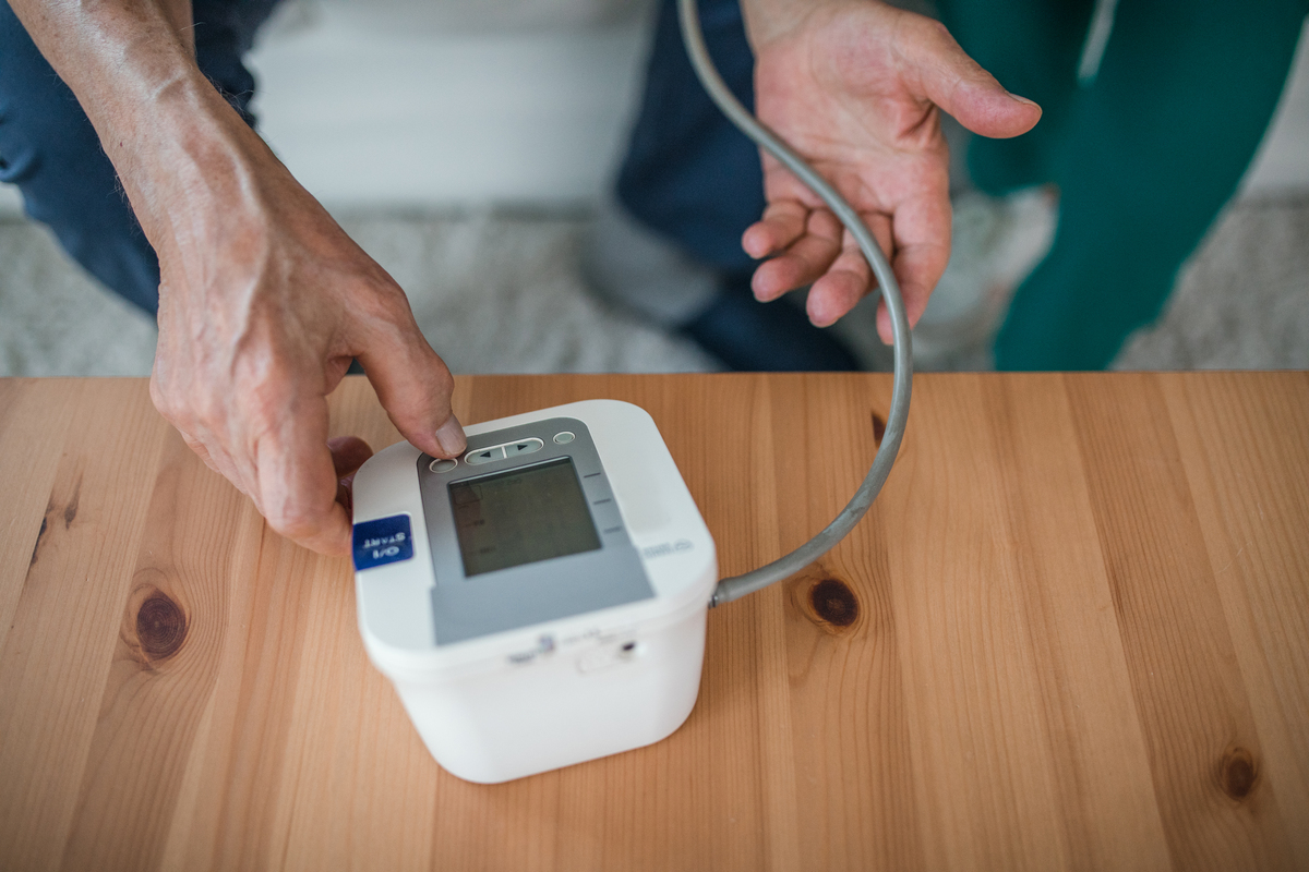 二代血氧计使用2种波长的光源通过数字滤波器的使用进一步降低运动伪差和灌注对结果的影响；正确么