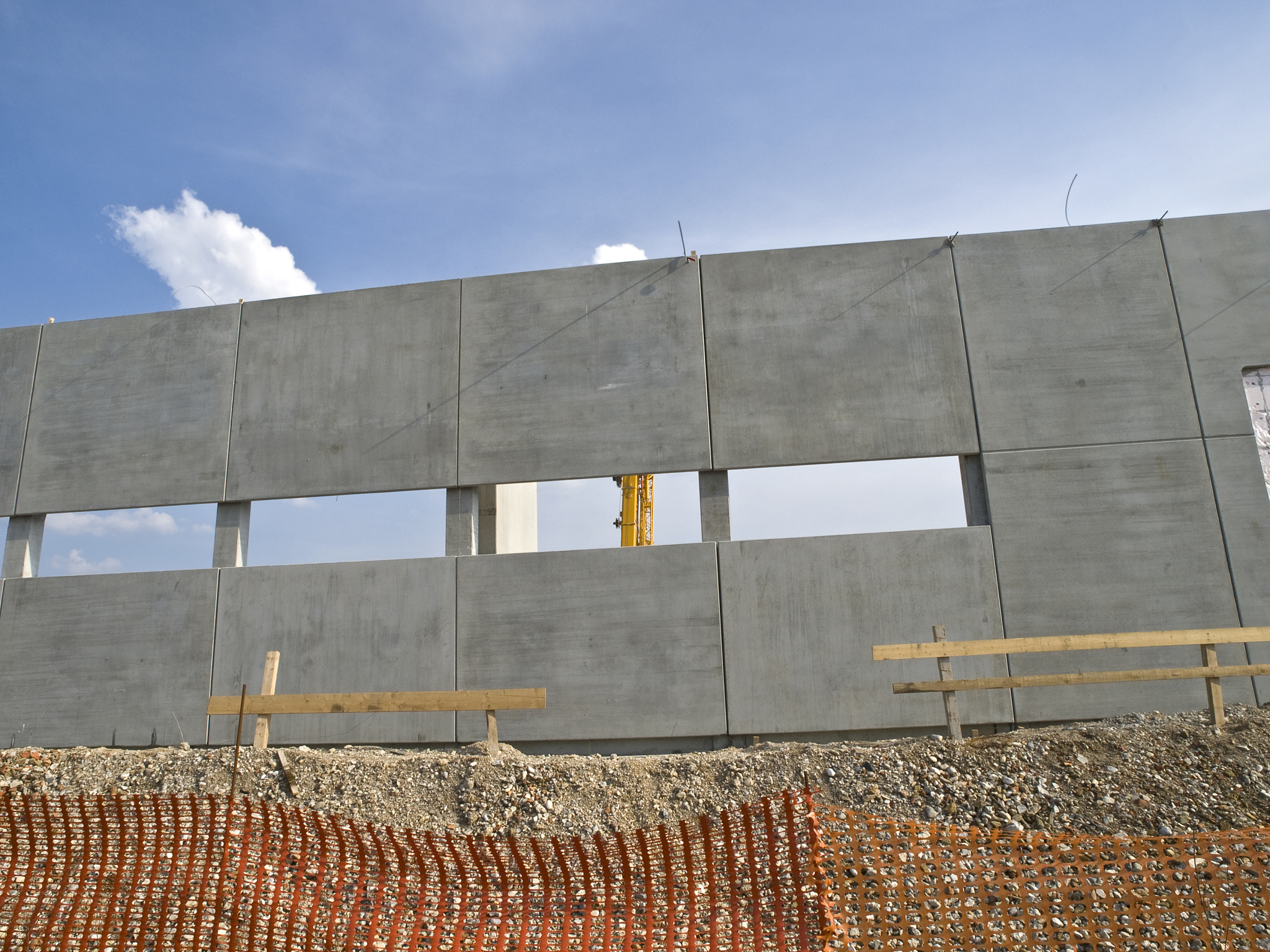 如何用更简洁的语言描述'采用清水混凝土等环保施工方法减少环境污染'？