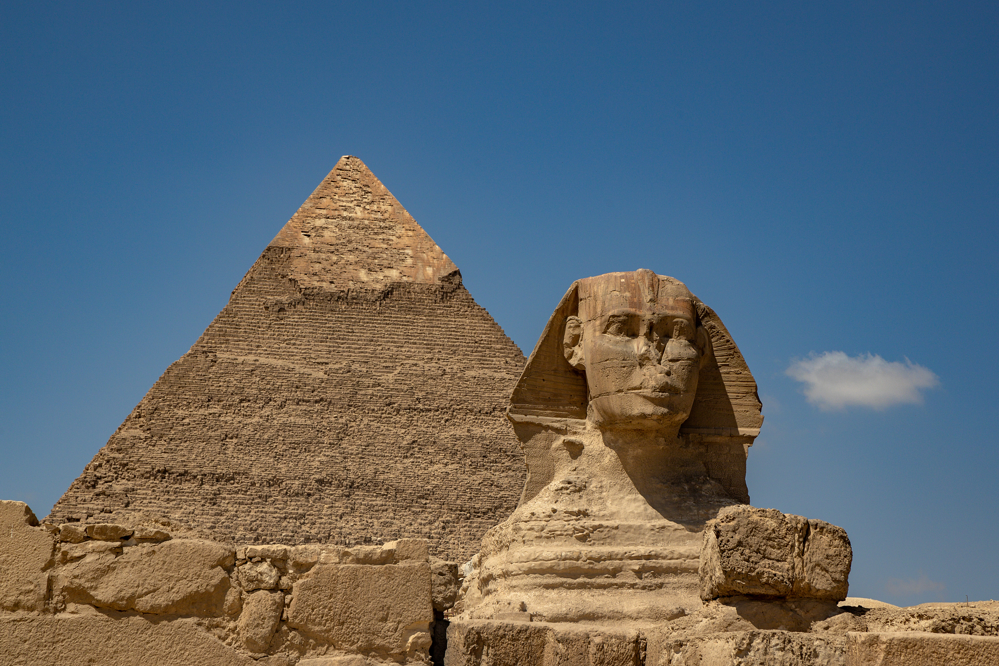 the sphinx and the giza pyramids, cairo, egypt
