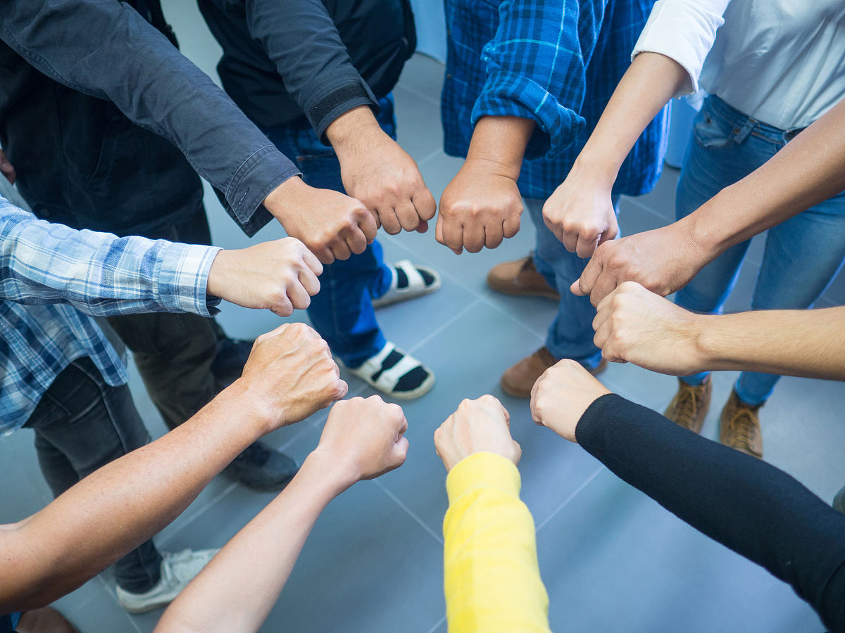 产业团建标语：团结拼搏，共创辉煌！