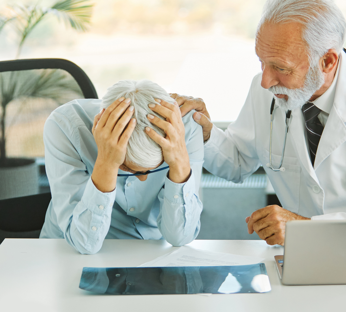 翻译：Stroke is primarily characterized by sudden onset symptoms such as dizziness headache numbness or weakness in one side of the body and changes in consciousness These symptoms typically occur acutel