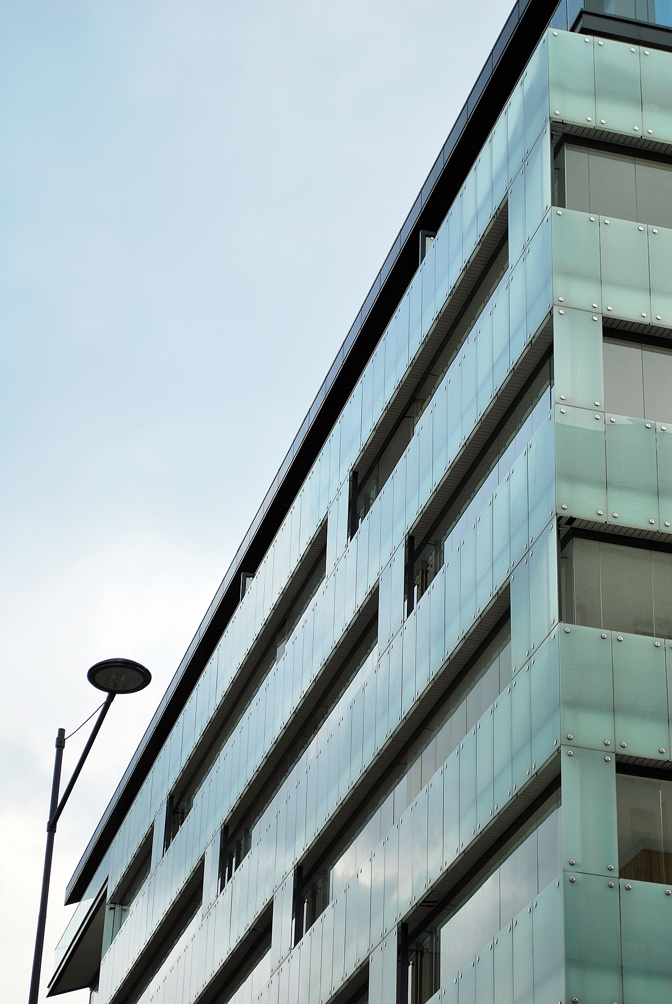 好的根据你给我设计请你帮我用简单的概括一下的你的设计并翻译成midjourney bot可以看懂的英文命令形式我好给midjourney bot去让他帮我画出来。