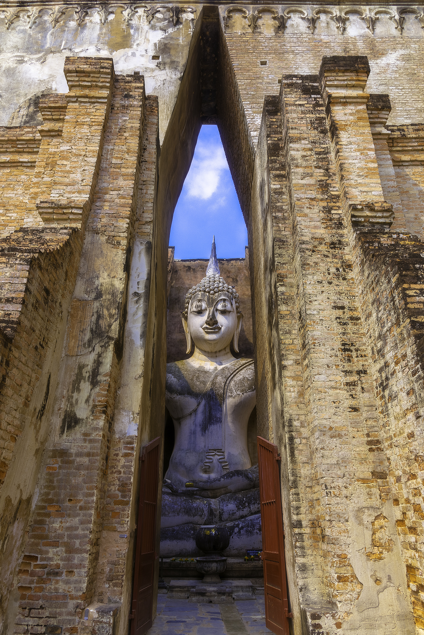 a frame of phra achana at the entrance of wat si chum, sukhothai