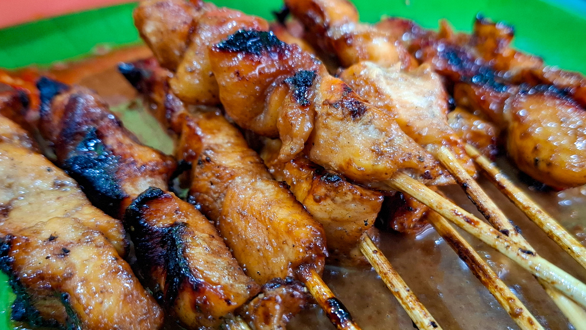 写一份香辣烤鸡翅、香辣小排骨串、烤肠外卖好评