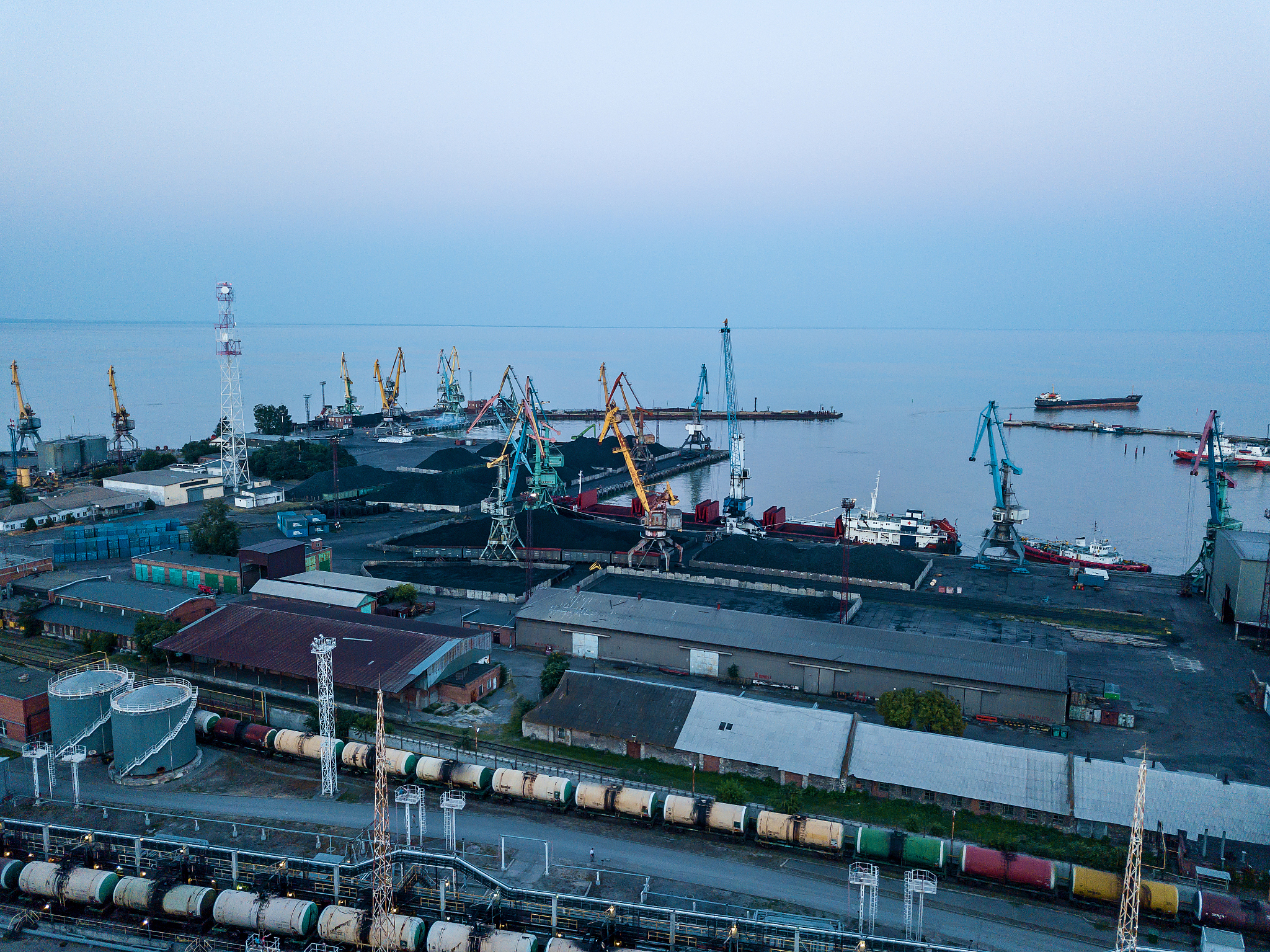 loading coal in port to ship