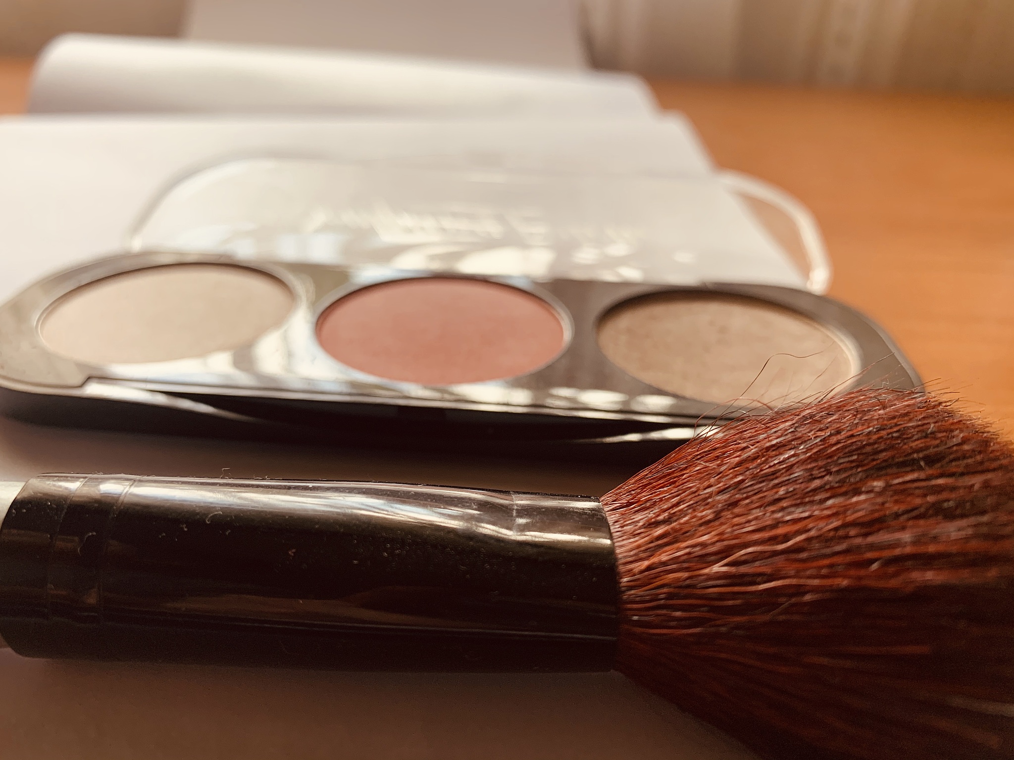 毛戈平粉底液 vs 卡姿兰粉底液：哪款更适合你？