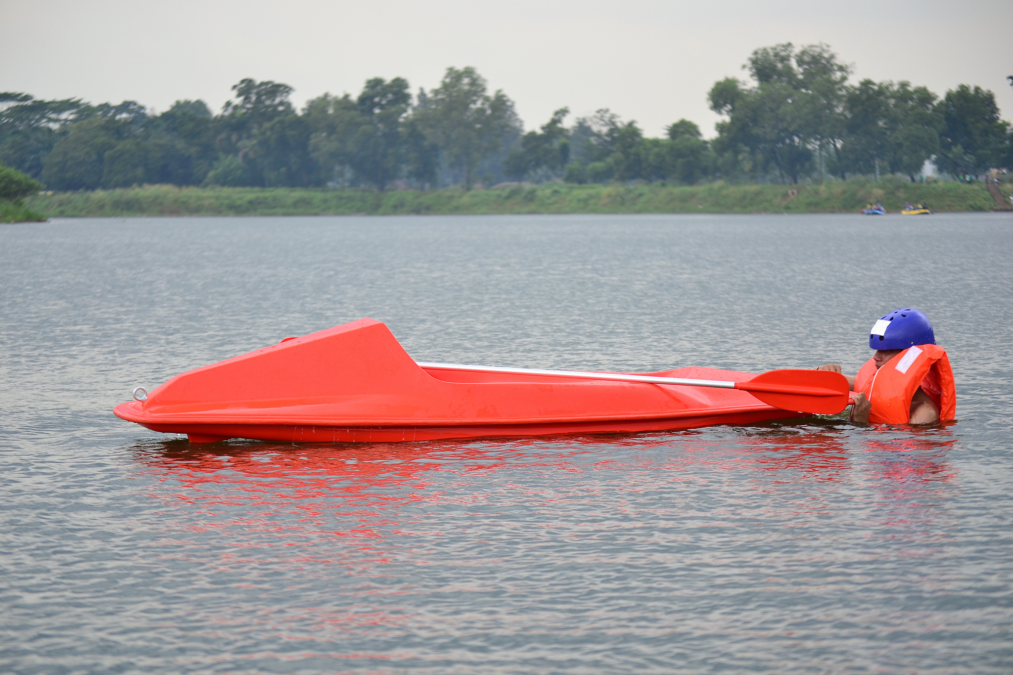 激流划船者自己的喜好能更加舒适和位置和轻松的放松的设施和轻松的保险和快乐其他必要的安全设备