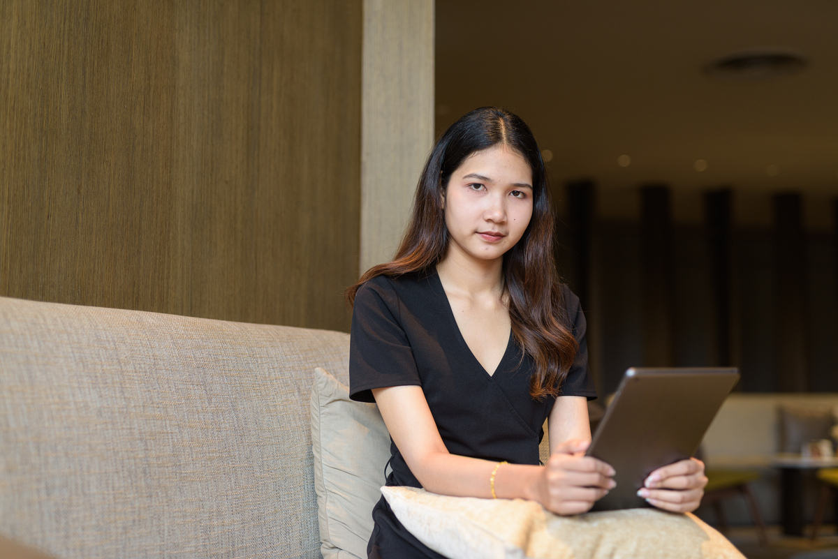 将近三十岁的的女生在广州做什么销售好点？
高中学历、没有销售经验，性格慢热。

目前是小白、想在三十岁左右赚到一笔钱买购购车