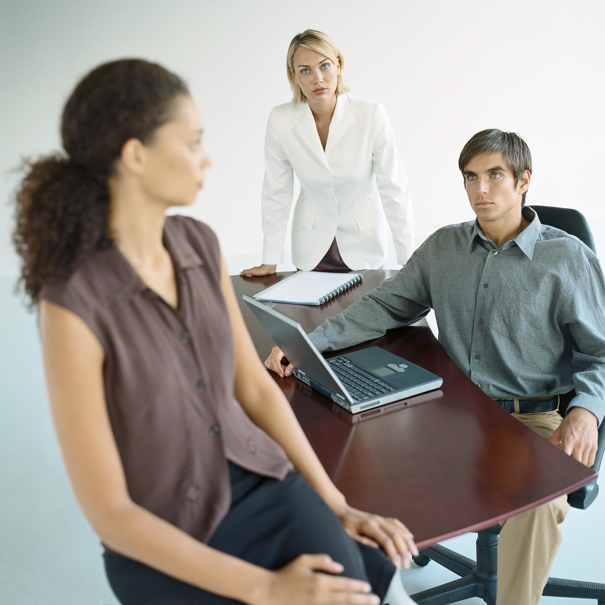 小李是新来的同事工作不熟悉常常感到沮丧你该如何劝说？用现场模拟的方式