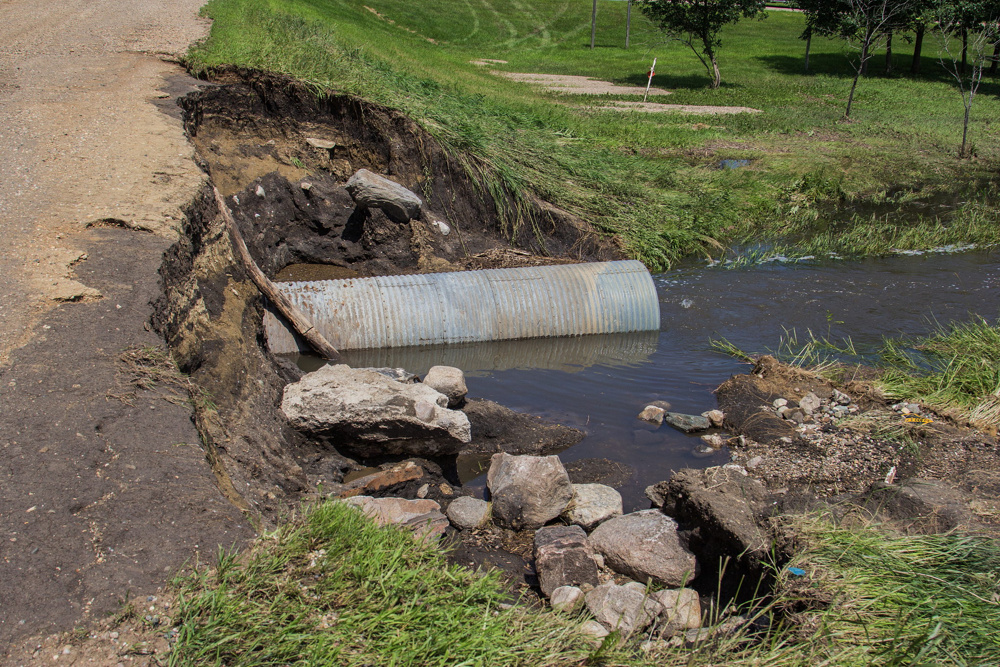 扩写：河岸重构：河道直改曲、硬改软采取多种生态护岸。 河底重构：构建卵石、淤泥水底等为生物多样性提供有利环境。 河水重构：植物群落重构、水生生物群落修复、人工浮岛、生态湿地岛、曝气增氧、微生物修复等策略。智慧监测系统：水质、水位、水文等实时监测分析。