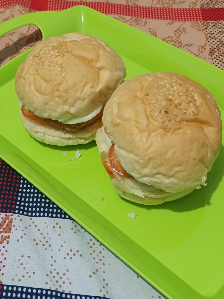 猪扒包：香嫩多汁，松软可口，经典美食推荐！