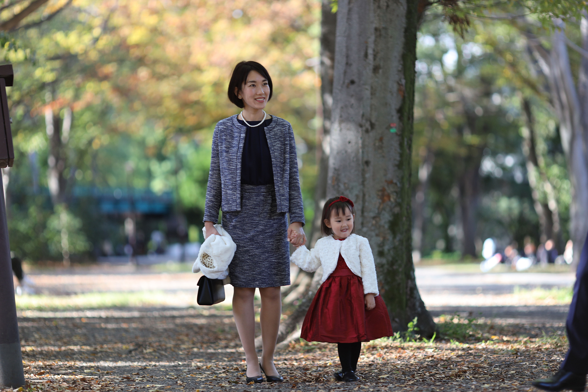 japanese mother walking with her daughter at shichi go san celeb