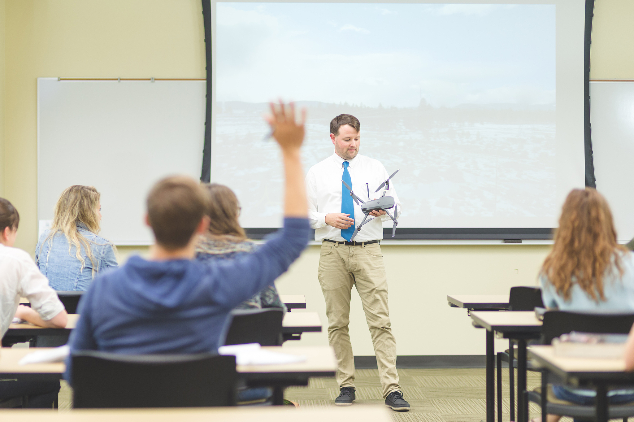 上海工程技术大学直升机专业就业前景分析 - 广阔前景与挑战并存