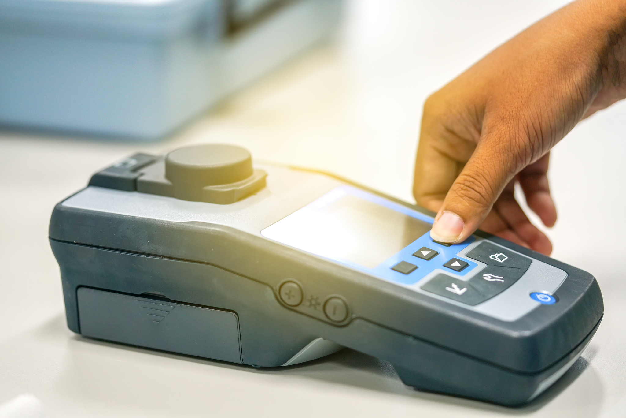 荧光分光光度计与紫外分光光度计结构区别：光源、检测器、应用领域