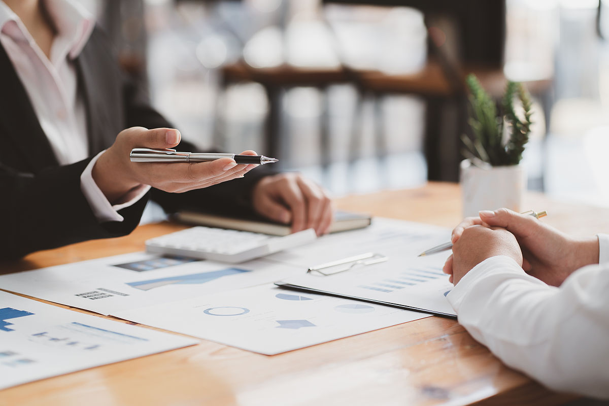 写一篇会议纪要会议纪要会议主题：公司年度总结会议会议时间：2021年12月31日下午2点会议地点：公司会议室参会人员：公司全体员工主持人：XXX记录人：XXX会议内容：1 主持人致辞主持人首先感谢大家的到来介绍了本次会议的主要内容和目的希望通过本次会议对公司2021年的工作进行总结发现问题找到解决方案为公司未来的发展奠定坚实的基础。2 公司业绩总结公司财务部门继续