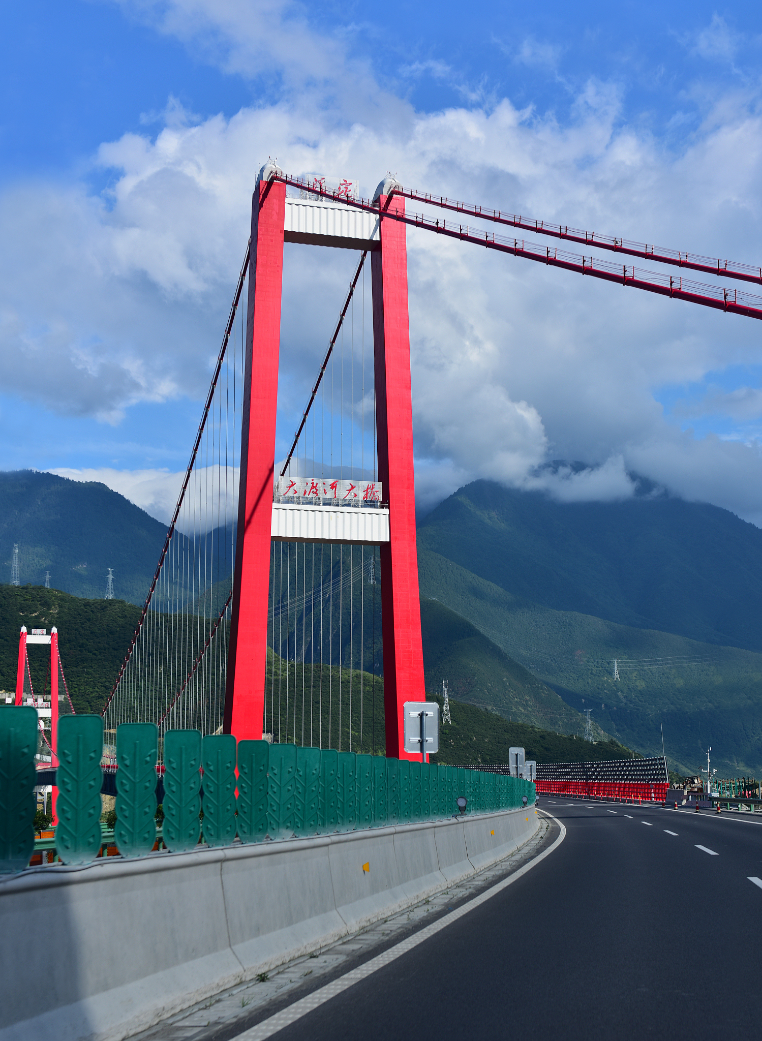 318 线自驾游攻略：路线规划、车辆选择、必备装备、安全指南