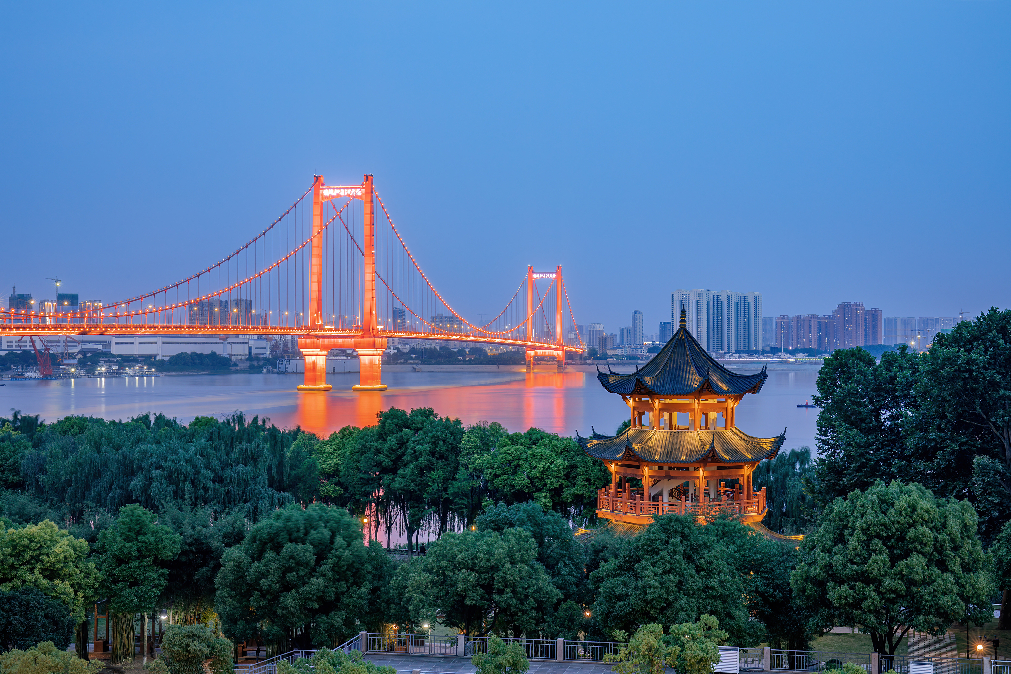 武汉市鹦鹉洲长江大桥蓝天白云灯光夜景