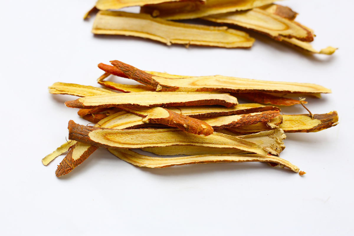 改写：取上述不同批次石斛破壁饮片进行观察根据实际情况描述性状、颜色、气味等。观察３批自制铁皮石斛破壁饮片的形状、颜色和闻气味根据实际情况描述。