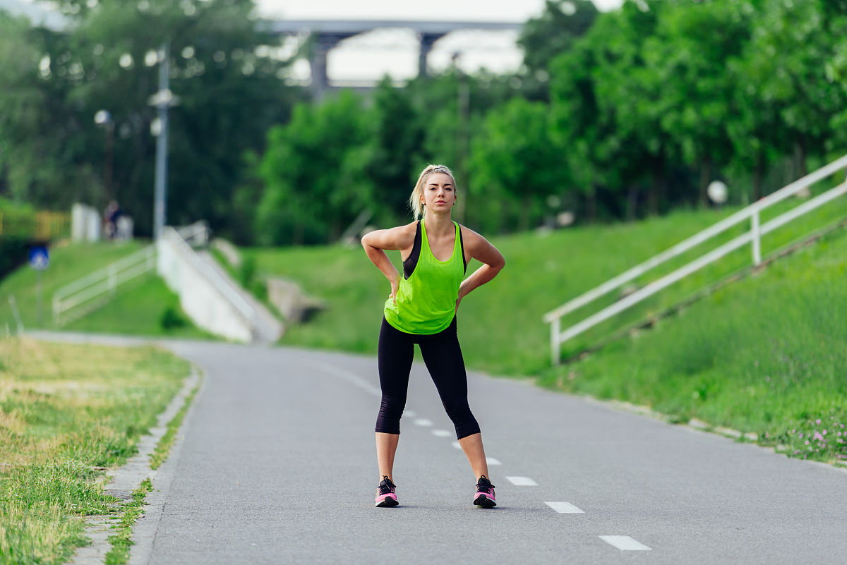 创造一套跑步后的放松动作并说明动作名称和动作要领500字