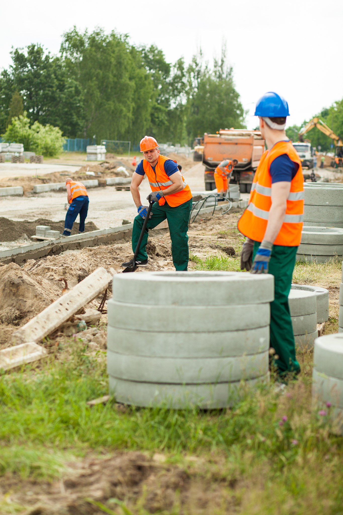 帮我完善本专业工程范围和施工内容：根据图纸及施工方案等文件施工范围及内容包括但不限于图纸含设计变更、图纸会审范围内所有外网工程土方、路灯基础、路灯、监控设备、网线防雷及接地工程的安装、试验、检测、验收及相关强弱电等、绿化工程种植土换填、种植草木及观赏设施安装等、道路铺装路面浇筑及切缝、铺砖、安砌缘石、路床整形等、运动场垫层、土方换填及夯实、场地平整、水泥混凝土路面、检查井砌筑、排水沟、旗杆旗台、各